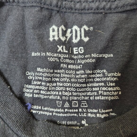 AC~DC Back in Black World Tour 1980-1981 Distressed T-shirt - Picture 3 of 6